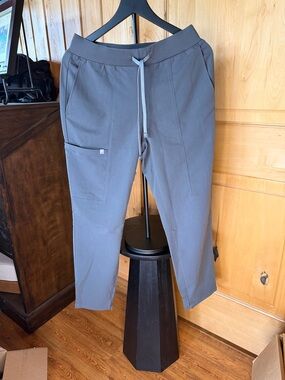 Fabletics women’s Scrubs Slate Gray Drawstring pants. Size Medium Short.